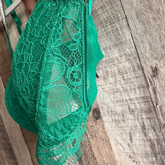 NWT Victoria’s Secret Very Sexy Lace Shine Strap Plunge Push Up Bra 36C - Picture 4 of 9